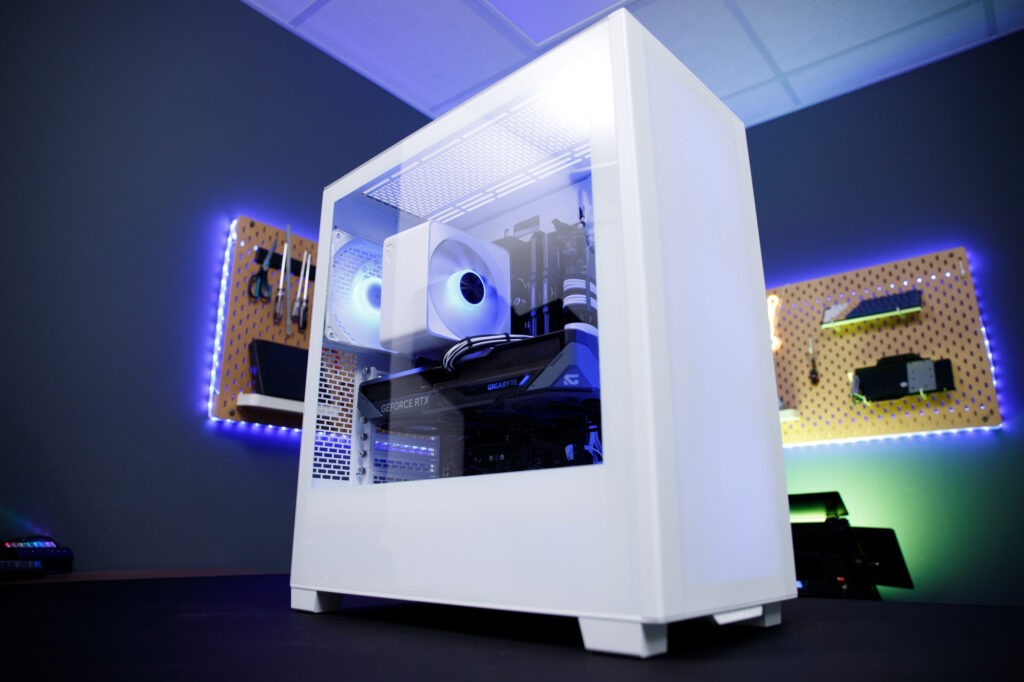 Gaming PC in Schwarz und Weiß