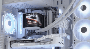 Innenansicht eines weißen Gaming-PCs mit TRYX AiO-Wasserkühlung inklusive Display, ZOTAC GeForce RTX Grafikkarte, weißen gesleevten Kabeln und ARGB-Lüftern – stilvoll beleuchtet in neutralem Weiß.