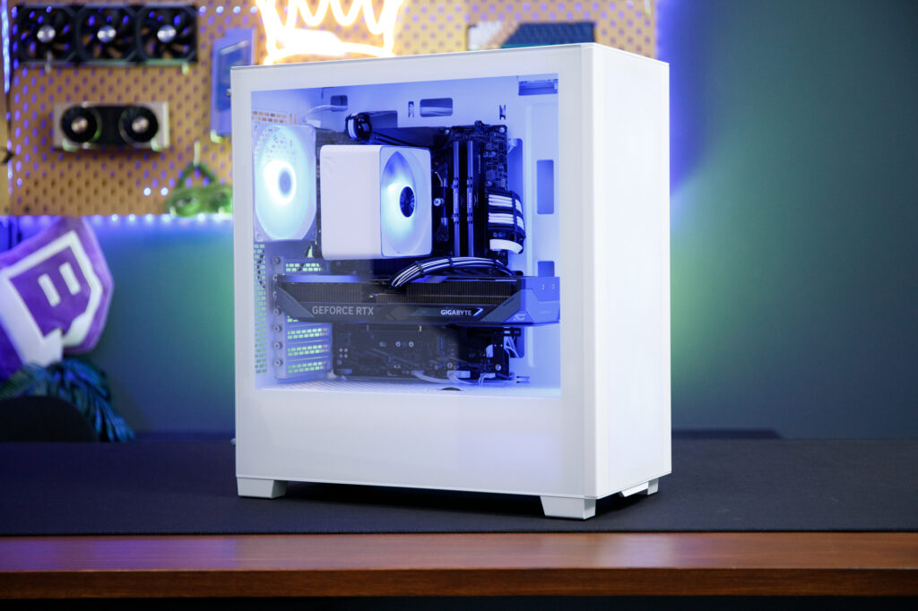 Schwarz-weißer Gaming-PC im Streaming-Setup