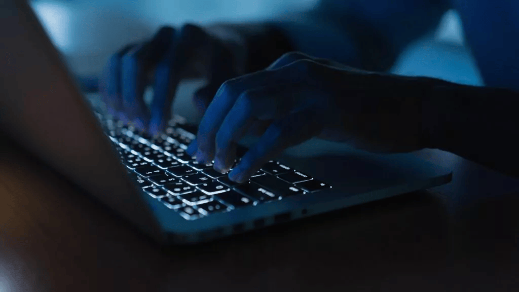 Tippende Finger auf einer Laptoptastatur
