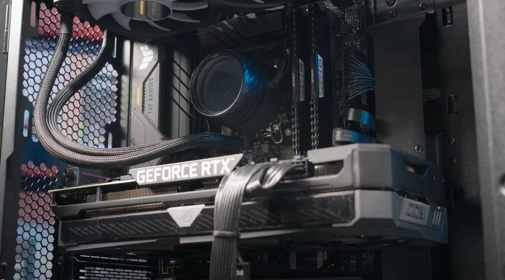 Innenansicht eines Gaming-PCs, mit Grafikkarte und Wasserkühlung