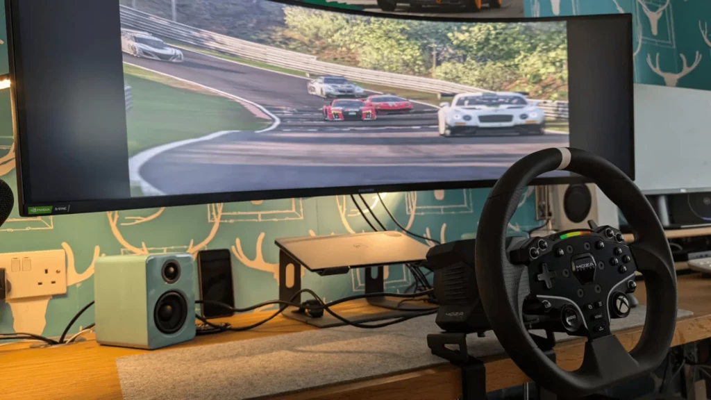 Simracing-Setup mit Lenkrad und Ultrawide-Monitor auf dem Schreibtisch