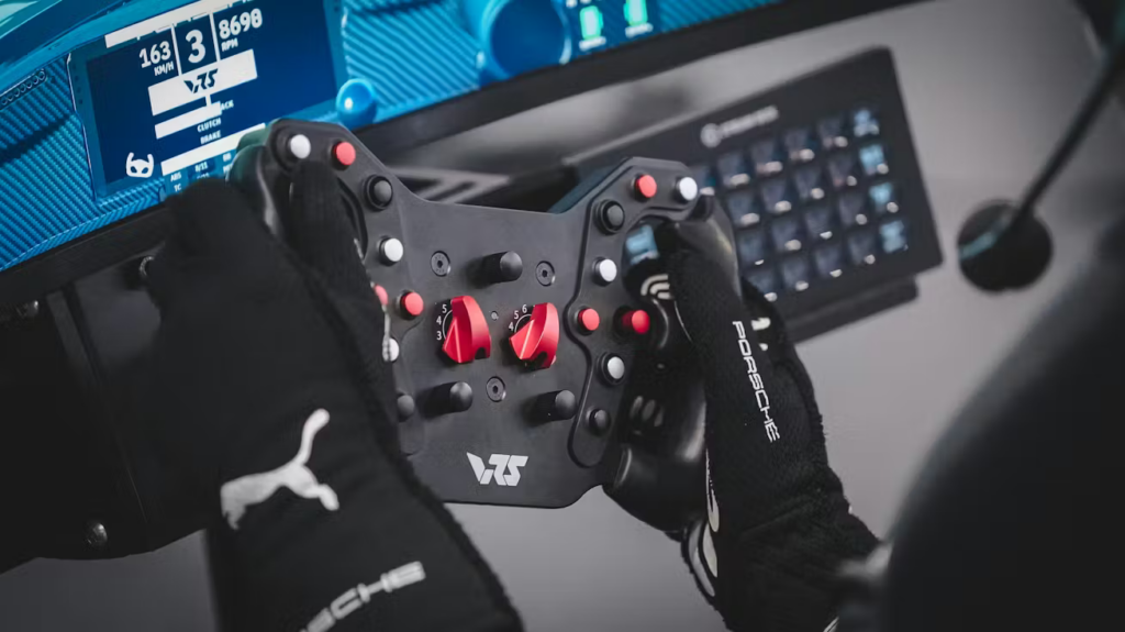 Rennlenkrad mit Handschuhen in einem Simracing-Cockpit