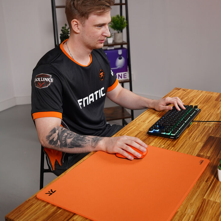 Fnatic FOCUS 3 MAX L, Sunrise Orange image number 1