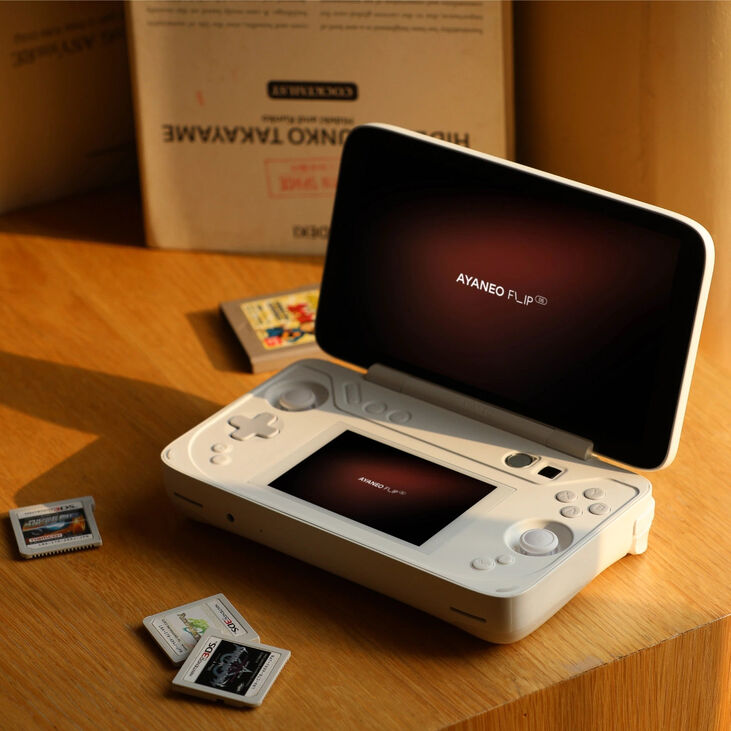Ayaneo Flip DS Handheld Konsole – AMD Ryzen 7840U, 16 GB LPDDR5X, 512 GB SSD, Milky White image number 2