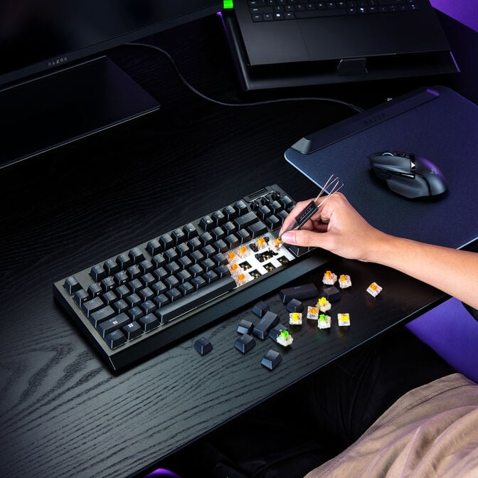 Razer BlackWidow V4 Tenkeyless HyperSpeed Wireless Gaming Keyboard, RGB - Orange Tactile Switches, ISO (DE) image number 12