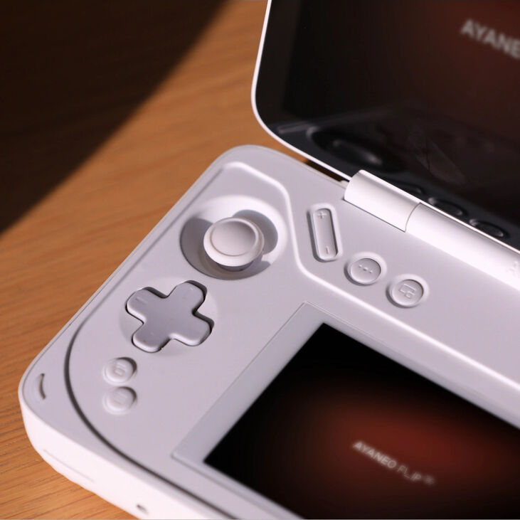 Ayaneo Flip DS Handheld Konsole – AMD Ryzen 7840U, 16 GB LPDDR5X, 512 GB SSD, Milky White image number 4