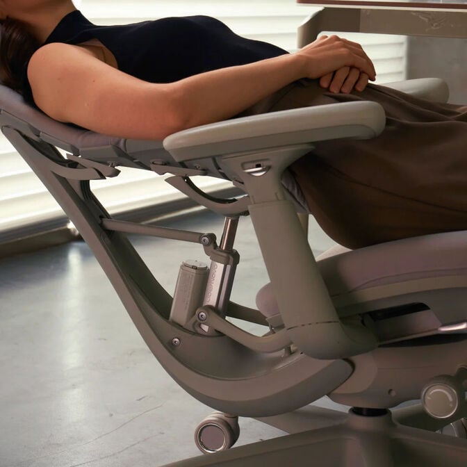 LiberNovo Omni Ergonomischer Stuhl, aktive R&uuml;ckenlehne, Massage - grau image number 8