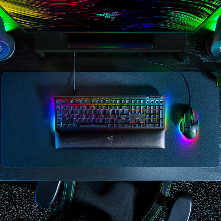 Razer BlackWidow V4 Gaming Keyboard, mechanical, RGB – Green Switch, black image number 7