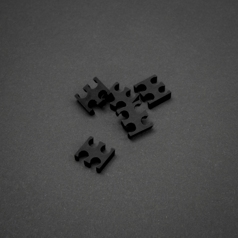 King Mod Service 4-Slot Cable Comb 3mm small - black - set of 5