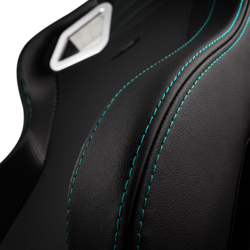 Das Bild zeigt den Gaming-Stuhl EPIC von noblechairs in der Mercedes-AMG Petronas F1 Team Edition.
